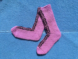 mauve hand knit motif panel socks